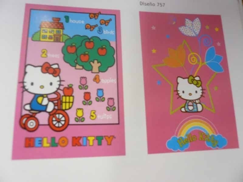 Hay dos tarjetas de Hello Kitty sobre una mesa.