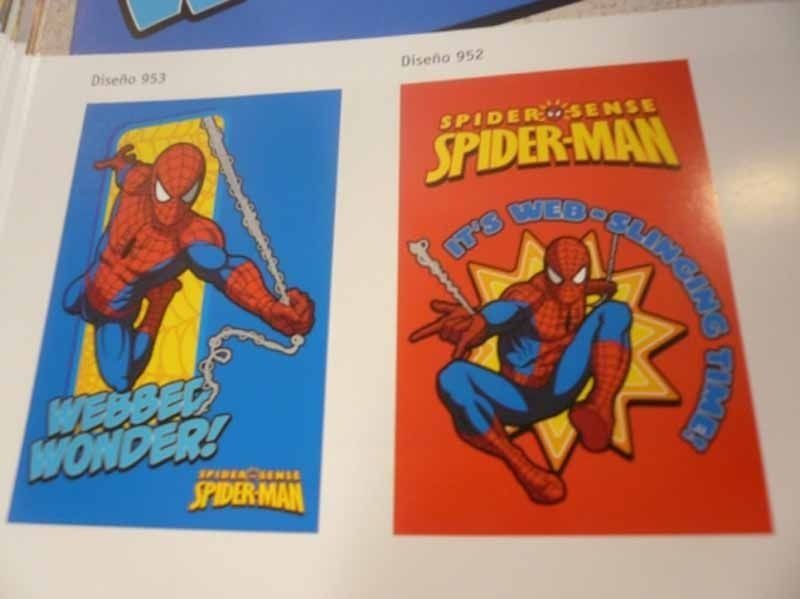 Dos carteles de Spider-Man están sobre una mesa.