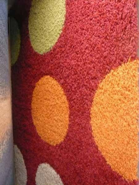 Un primer plano de una alfombra con lunares.