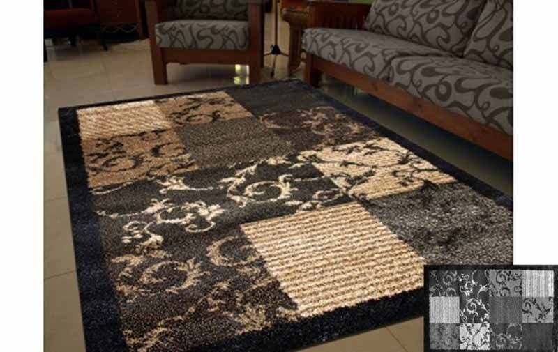 Una alfombra en una sala de estar junto a un sofá y una silla.