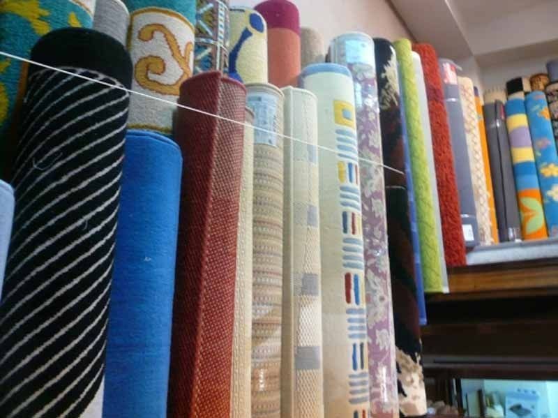 Un montón de alfombras están alineadas en un estante