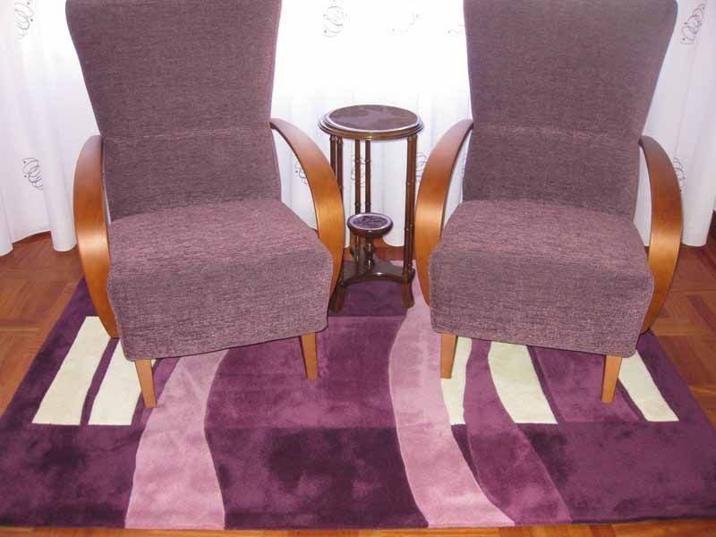 Dos sillas moradas están colocadas sobre una alfombra morada.