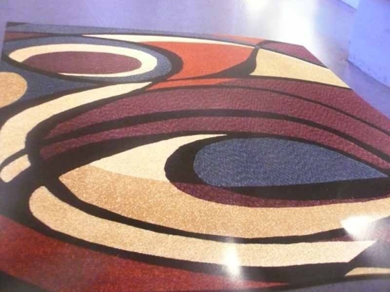 Una alfombra colorida con un patrón de remolinos.