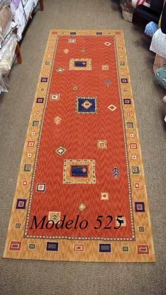 Una alfombra larga de color naranja con diseños geométricos está etiquetada como modelo 525