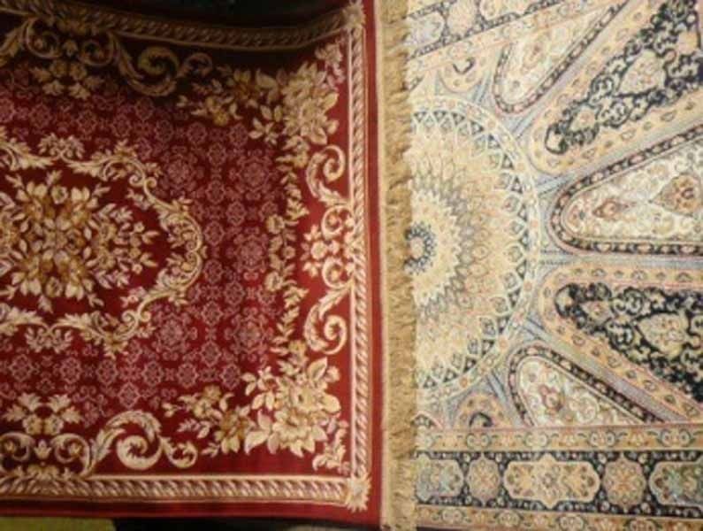 Una alfombra roja con un estampado floral y una alfombra blanca con un estampado paisley.