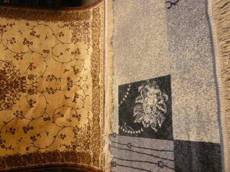 Una alfombra con un estampado floral se encuentra junto a otra alfombra.