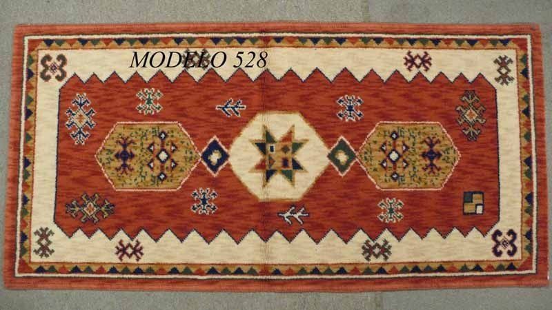 Una alfombra con el número 528