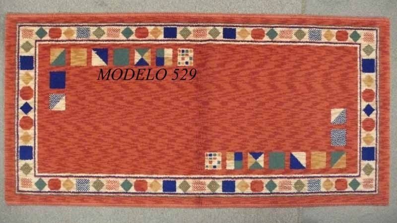 Una alfombra roja con el número 529