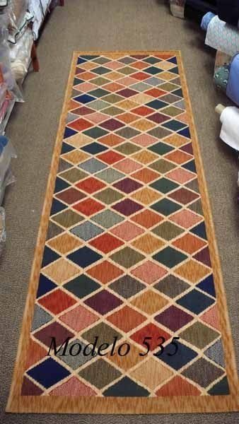 Una alfombra colorida que dice modelo 535.