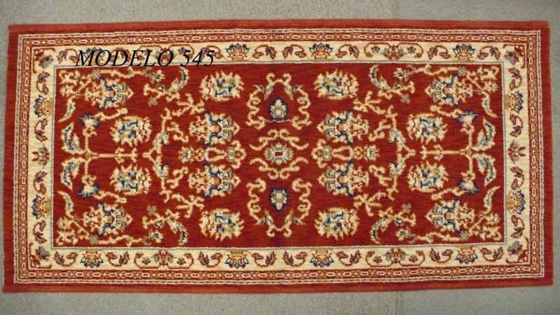 Una alfombra roja con un estampado floral y la palabra modelo en ella.