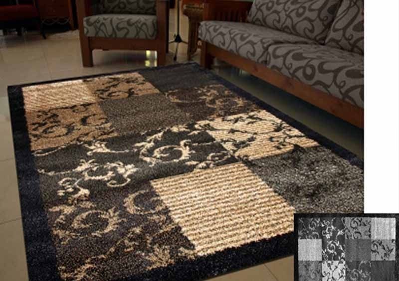 Una alfombra en una sala de estar junto a un sofá.