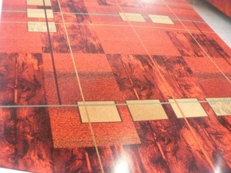 Una alfombra roja con cuadrados y líneas.