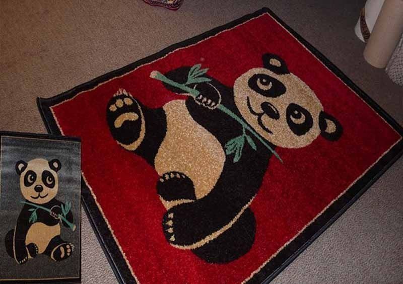 Una alfombra roja con un oso panda encima