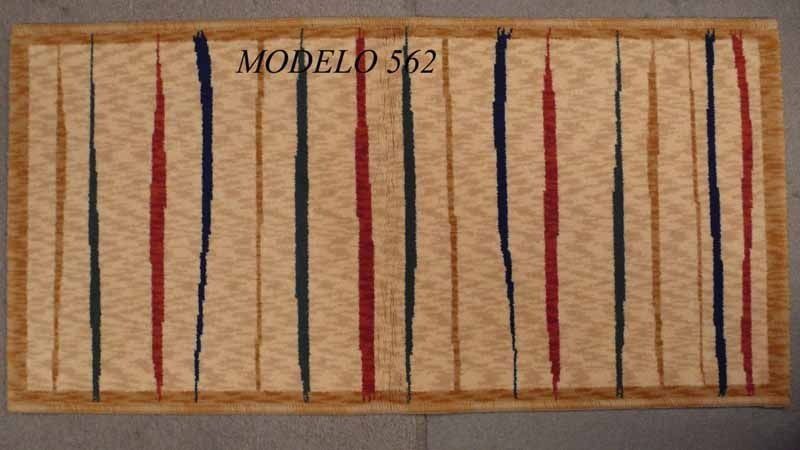 Una alfombra rayada con el modelo 562 escrito en ella
