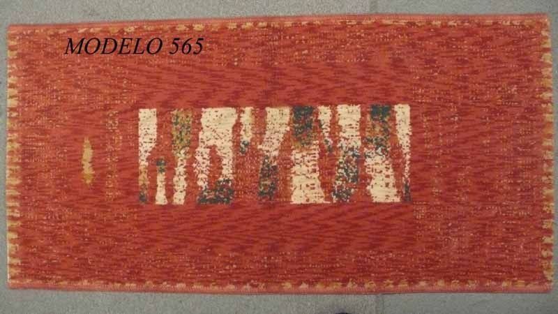 Una alfombra roja con la palabra amor escrita en ella