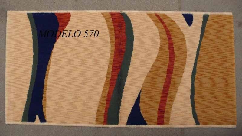 Una alfombra colorida con el número 570.