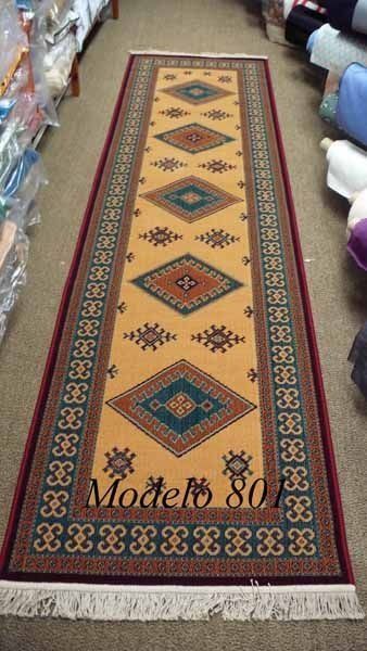 Una alfombra larga con un borde rojo y el número 80 en ella