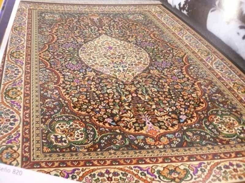 Una alfombra con un estampado floral está sobre una mesa.