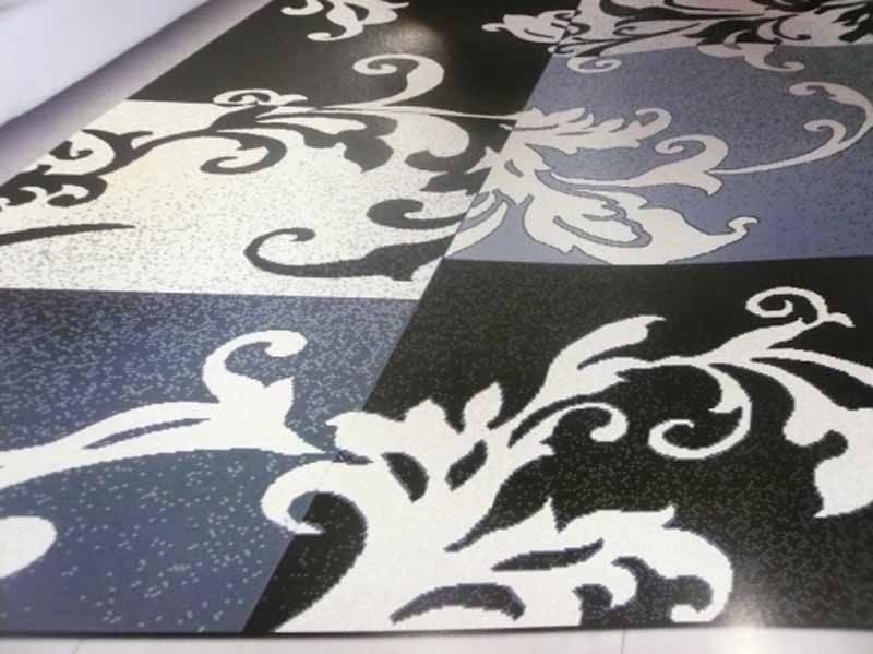 Una alfombra en blanco y negro con remolinos.