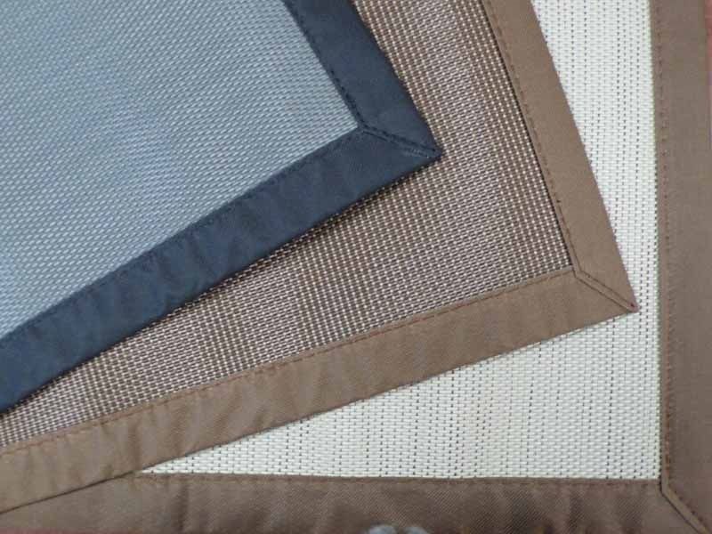 Tres alfombras de diferentes colores se apilan una encima de otra.