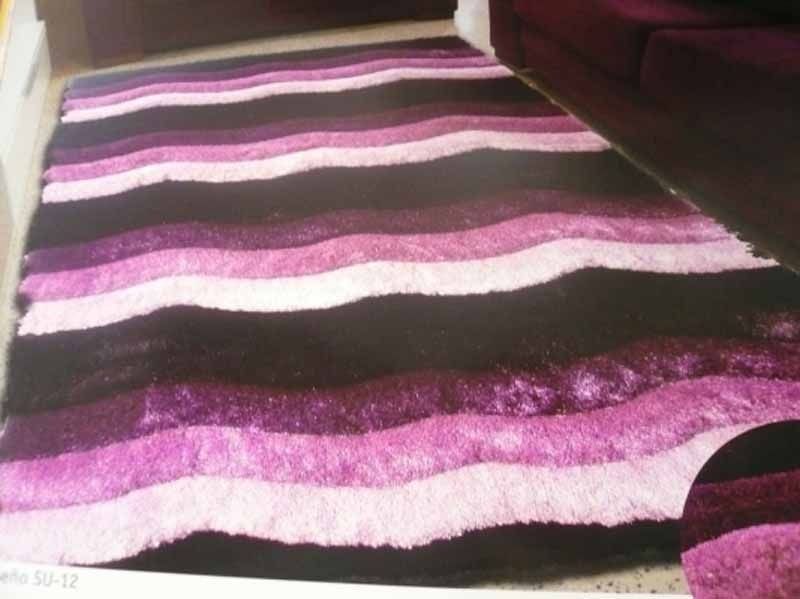 Una alfombra de rayas moradas y negras en una sala de estar.