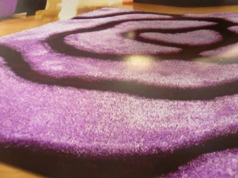 Una alfombra morada con un patrón de remolinos.