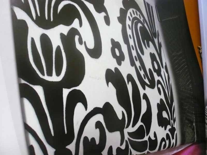 Una almohada con un patrón en blanco y negro.