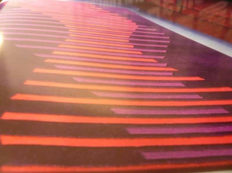 Un suelo de rayas rojas y moradas con un patrón diagonal.