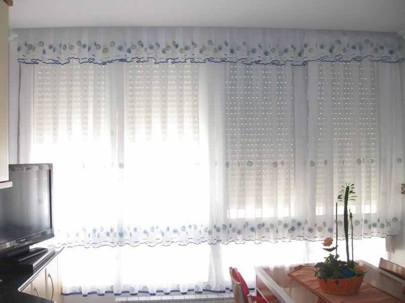 Una sala de estar con mesa de comedor y televisor de pantalla plana.