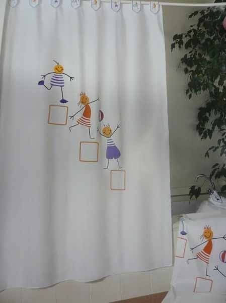 Una cortina de ducha con una imagen de personas en ella