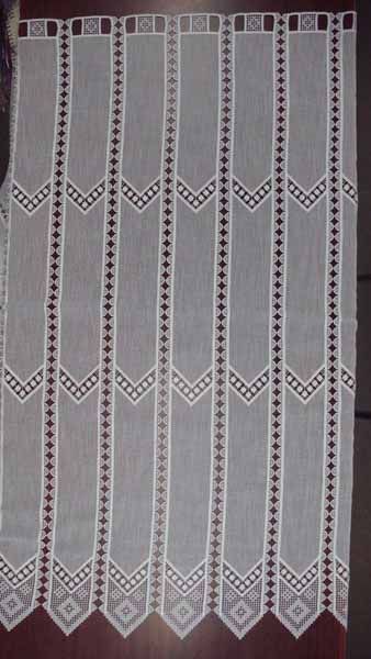 Una cortina blanca está sobre una mesa de madera.