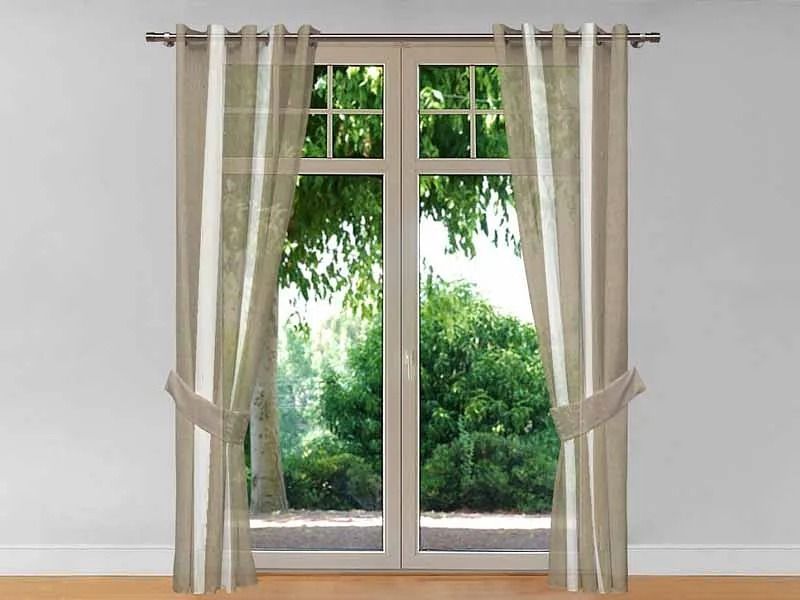 Una habitación con una puerta corrediza de vidrio y cortinas.
