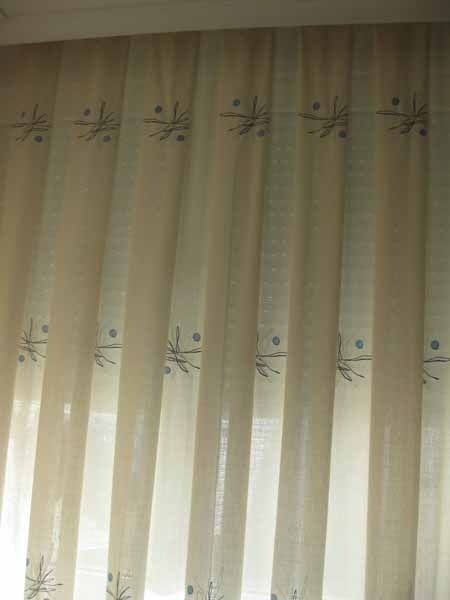 Un primer plano de un par de cortinas colgadas en una ventana.