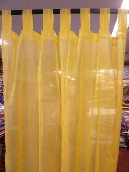 Una cortina amarilla cuelga de un poste negro