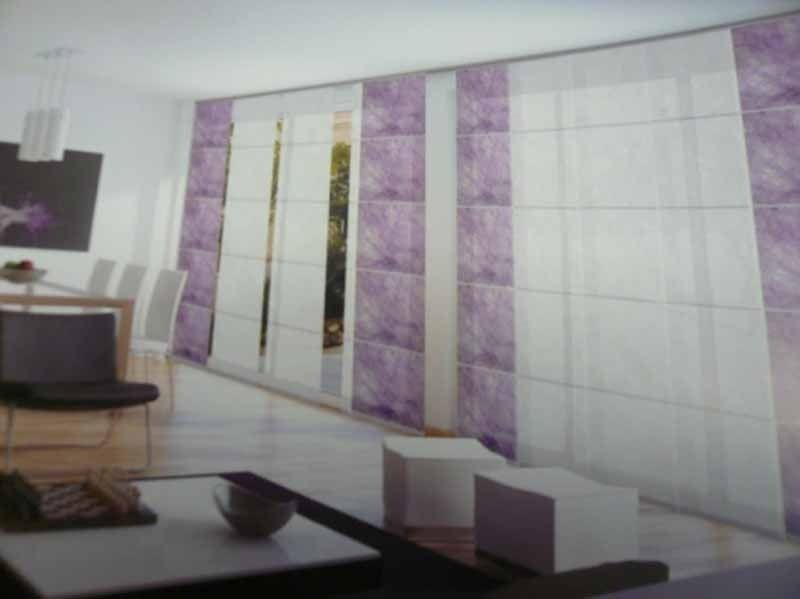 Una sala de estar con paredes moradas y persianas blancas.