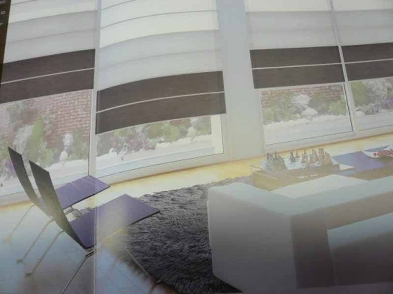 Una sala de estar con una mesa de café y sillas.