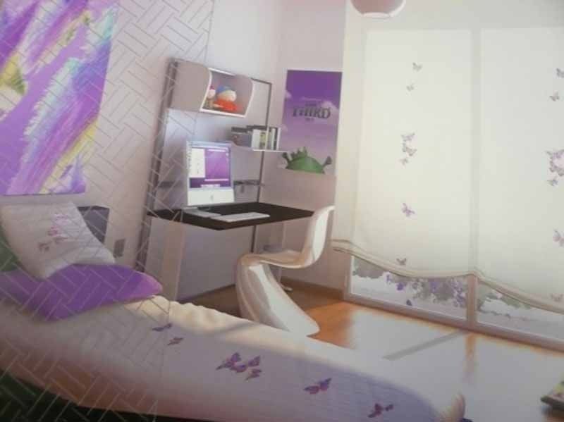 Un dormitorio con una cama, un escritorio y una ventana.