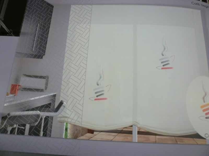 Una pantalla de computadora muestra una imagen de una cocina con una mesa y sillas.