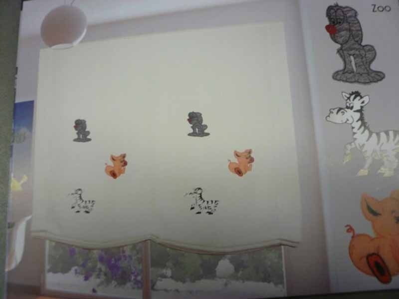 Una imagen de una ventana con animales.