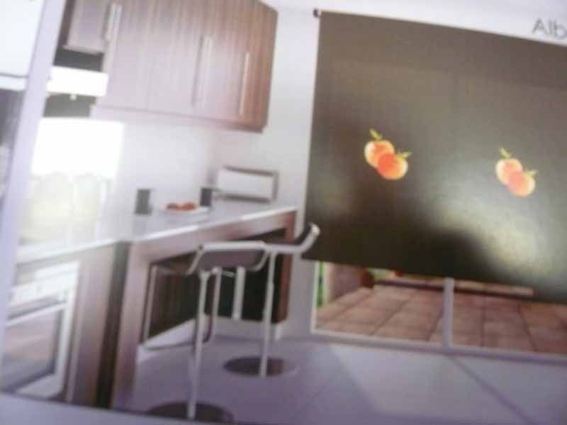 Una imagen de una cocina con dos manzanas en la pared.