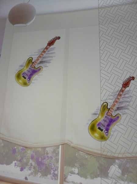 Dos guitarras están pintadas en una pared blanca.