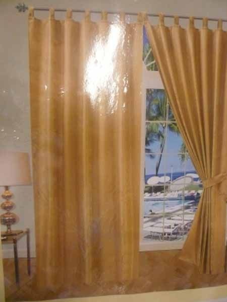 Una imagen de una ventana con cortinas y una lámpara.