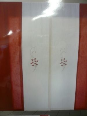 Una imagen de una puerta corrediza de vidrio con una flor bordada en ella.