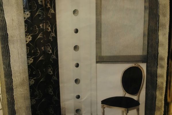 Una imagen en blanco y negro de una silla en una habitación.