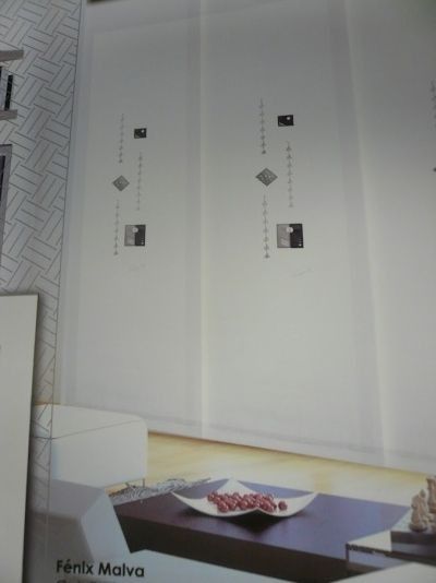 Una imagen de una sala de estar con una pared blanca y una mesa.