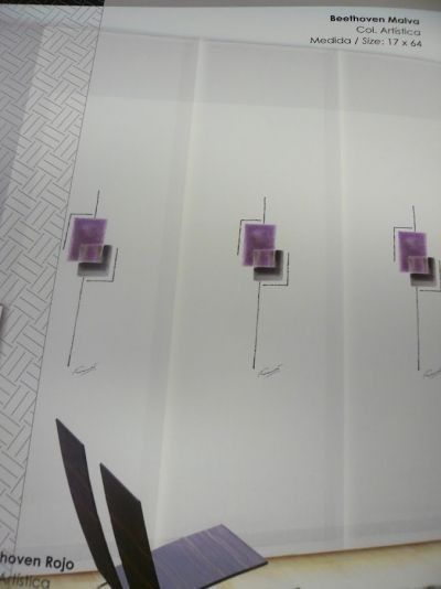 Una pared blanca con cuadrados morados.