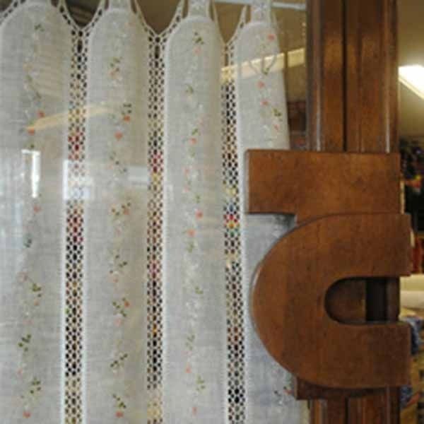 Una puerta con un número 5 de madera.