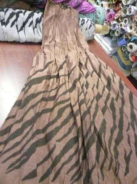Un vestido con estampado de cebra está sobre una mesa de madera.
