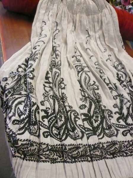 Una falda blanca con un estampado paisley negro.
