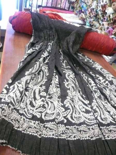 Un vestido blanco y negro está sobre una mesa.